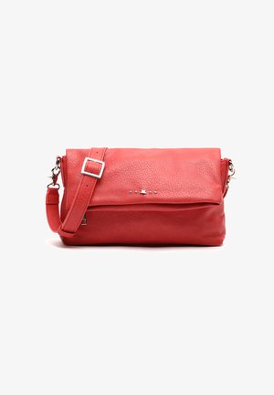 Rote Leder-Crossbody-Tasche mit strukturiertem Finish, einem umschlagbaren Deckel und silbernen Akzenten, darunter Sterne und Nieten. Verstellbarer Träger.