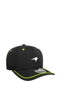 Czarna czapka baseballowa z wygiętym daszkiem, neonowozielonymi akcentami i białym logo Nike z przodu. Wykonana z oddychającego materiału.