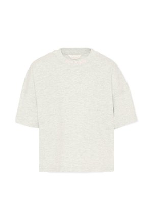 Lichtgrijs T-shirt met korte mouwen en ronde hals, met een losse pasvorm en subtiele textuur, weergegeven op een witte achtergrond.