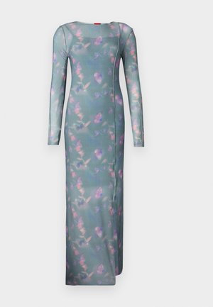 Langermet, tettsittende kjole i gjennomsiktig teal-stoff med et blomsterdesign i rosa og lilla. Har rund hals og sidesømmer.