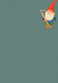 Gnome de style cartoon avec une barbe blanche, un chapeau pointu rouge, une chemise bleue, un pantalon vert, et tenant un outil de jardin gris, sur fond teal.