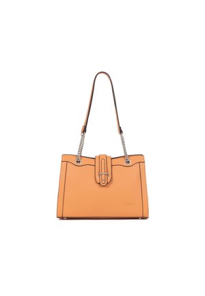 Sac à main en cuir fauve avec chaîne argentée et bandoulière en cuir, détail de boucle à l'avant et logo discret en bas à droite.