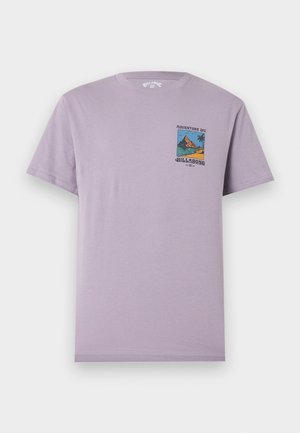 Λιλά T-shirt με κοντά μανίκια, με μικρό πολύχρωμο τροπικό βουνό και γραφικό με φοίνικα στο στήθος και το κείμενο "Adventure Div Billabong".