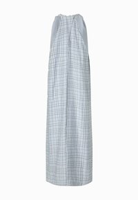 Rochie lungă, fără mâneci, dintr-un material albastru deschis, cu un model în carouri. Prezintă un guler adunat și o siluetă fluidă, cu panouri laterale.