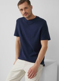 Navyblauwe t-shirt met korte mouwen van zachte stof, met een ronde hals, uitgerust met een relaxte pasvorm, subtiele stikdetails en een minimalistisch ontwerp.