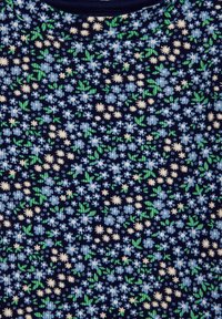 Tkanina s cvetličnim vzorcem v mornarsko modri barvi, ki vključuje svetlo modre cvetove in zelene liste na teksturirani podlagi, s majhnimi belimi akcenti.