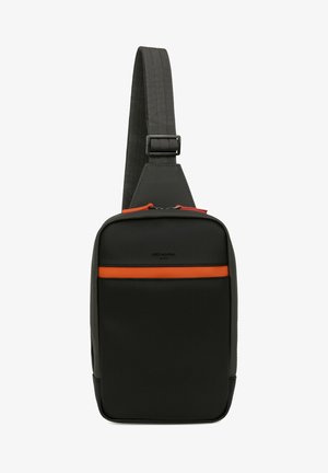 Borsa a tracolla in materiale nero testurizzato con una striscia arancione piatta e accenti rossi. Caratterizzata da una sola tracolla regolabile e chiusura con zip.