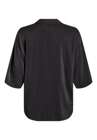 Voľná čierna košeľa s krátkym rukávom a jemnou textúrou, s vykrojeným golierom a zaobleným spodným okrajom. Tkanina sa zdá byť hladká a ľahká.