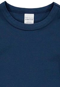 Marineblaue T-Shirt mit rundem Ausschnitt, aus weichem Stoff gefertigt, verfügt über ein Etikett am Hals mit Markendetails. Glatte Textur.