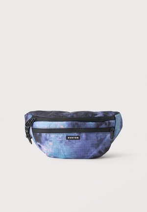 Pequeña riñonera azul y morada con diseño tie-dye, dos compartimentos con cremallera negra y una etiqueta con el logo "Burton" en la parte delantera.