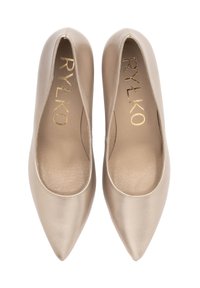 Beżowe skórzane baleriny w kształcie szpica z gładką teksturą i złotym wypukłym logo wewnątrz. Okrągłe otwarcie bez widocznych elementów metalowych czy zdobień.