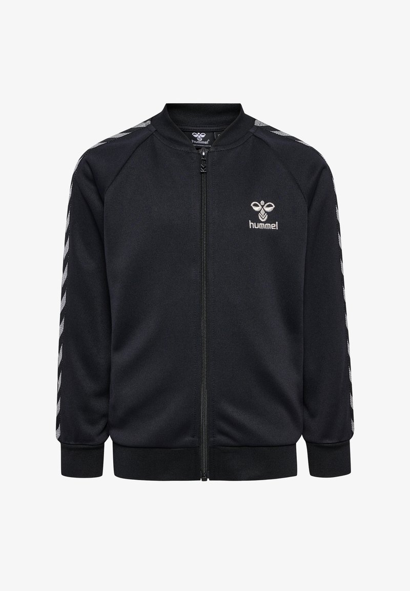 Schwarze Zip-Jacke aus strukturiertem Stoff, mit einem gerippten Kragen und Bündchen, versehen mit kontrastierenden weißen Chevronstreifen an den Ärmeln.