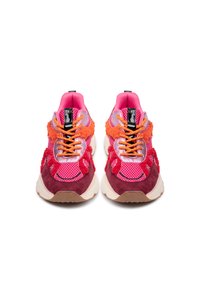 Zapatillas coloridas con tonos rosa, rojo y naranja, que cuentan con materiales de malla y ante, cordones distintivos y una suela gruesa para mayor amortiguación.