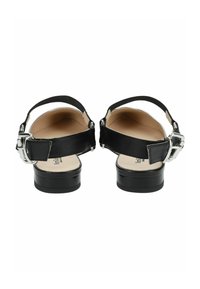 Sandalias negras con un exterior de cuero suave, correa adjustable en el tobillo con hebilla plateada y un diseño de tacón plataforma.