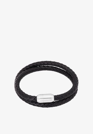 Schwarzes geflochtenes Lederarmband mit einem zylindrischen silbernen Metallverschluss in der Mitte. Die Textur ist glatt und fest gewoben.