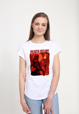 Hvid bomulds-T-shirt med en rød grafisk print af to karakterer, med fed tekst der siger "GALACTIC OUTLAWS" ovenfor, rund hals, korte ærmer.