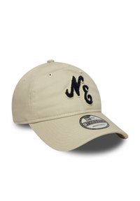 Beige justerbar baseball caps med svart og hvit "NE" brodert foran og en "9TWENTY" merke klistremerke på den buede skyggen.
