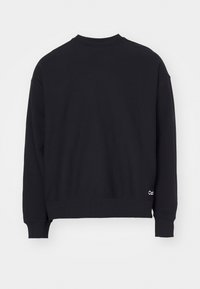 Zwarte sweatshirt met lange mouwen en ronde hals, voorzien van geribbelde manchetten en onderrand, met een klein wit logo geborduurd nabij de onderste rechterrand.
