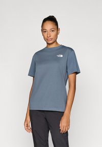 Μπλε βαμβακερό μπλουζάκι με κοντά μανίκια, στρογγυλή λαιμόκοψη και το λογότυπο The North Face σε λευκό στην αριστερή πλευρά του στήθους. Ομαλή υφή, casual εφαρμογή.