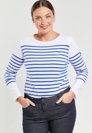 Hemd met lange mouwen in blauw en witte horizontale strepen, ronde halslijn en zachte stof. Draagt met donkere spijkerbroek.