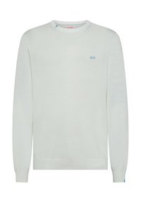 Maglione bianco a maniche lunghe realizzato in tessuto morbido, con collo rotondo e un piccolo logo blu sul petto. Texture liscia e polsini aderenti.