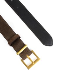Twee riemen: de ene is van bruin suede met een gouden rechthoekige gesp, en de andere is van glad zwart leer. Beide hebben een taps toelopend einde.