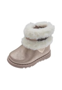 Metalen laars in roségoud met een zachte witte nep-bontkraag, een gestructureerd oppervlak en een rubberen zool voor grip. Heeft een accentelement aan de zijkant.