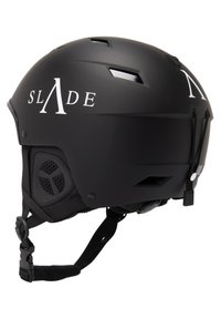 Svart matt hjälm med vitt logotyp "SLADE." Har ventilationshål, justerbar hakrem och vadderat inre för komfort.