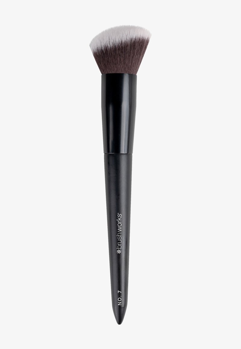 Brushworks - BRUSHWORKS NO. 7 ANGLED BLUSH BRUSH - Face Accessory - black, Ampliar