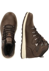 Braune Wanderschuhe aus Leder mit Mesh-Akzenten, ausgestattet mit metallischen Ösen, strapazierfähigen Schnürsenkeln und einer strukturierten weißen Gummisohle.