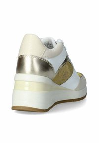 Sneaker bianca con accenti oro e crema, dotata di un pannello in rete oro texturizzato, forma arrotondata e suola imbottita per il comfort.