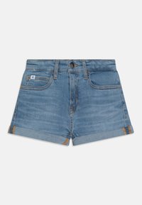Džínové šortky v světle modré barvě. Obsahují zip s knoflíkovým zapínáním, pět kapes a ohnuté lemy s kontrastními švy.