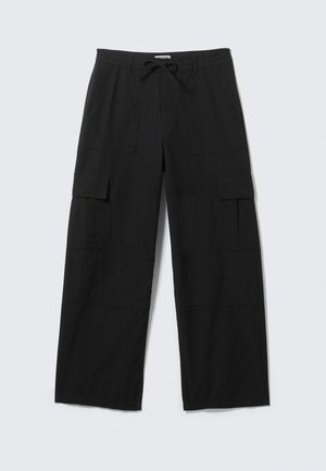 Pantalones cargo negros fabricados con un material duradero y con un ajuste holgado. Presentan múltiples bolsillos cargo, una cintura con cordón y piernas rectas.