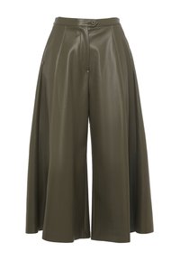 Culotte in pelle sintetica verde oliva, con una silhouette ampia, pieghe frontali e una chiusura con un singolo bottone in vita. Texture liscia.