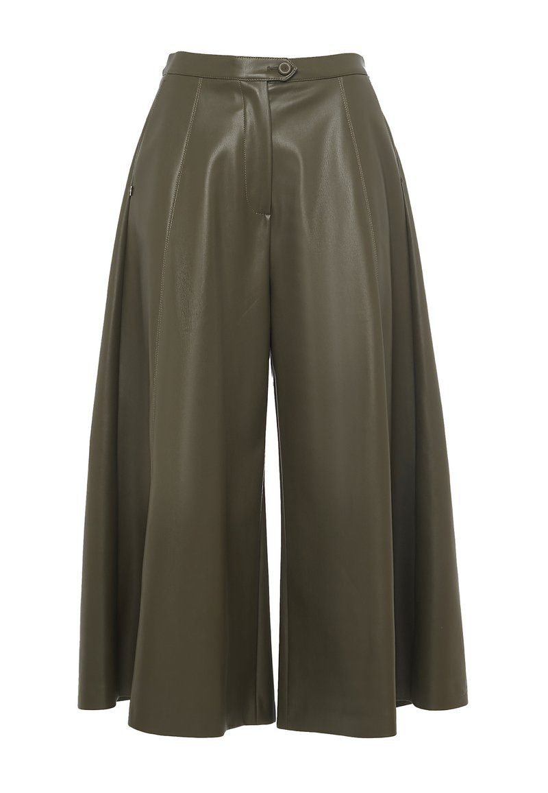 Culotte in pelle sintetica verde oliva, con una silhouette ampia, pieghe frontali e una chiusura con un singolo bottone in vita. Texture liscia.