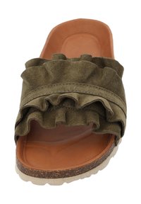 Groene suede instapsandaal met een gerimpelde band, een bruine leren binnenzool en een gestructureerde rubberen buitenzool voor grip en comfort.