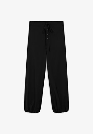 Zwarte losse broek met elastische boorden, knoopsluiting aan de voorkant en een ceintuur in de taille.