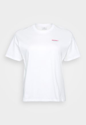 Tricou alb cu un mic logo roșu și turcoaz "CRUSH it." în zona stângă a pieptului, expus pe un fundal neutru.