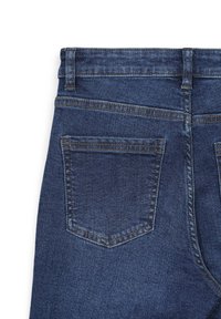 Jeans in denim con una tonalità blu scura, caratterizzati da una classe taglio dritto, due tasche posteriori e cuciture rinforzate lungo le cuciture.