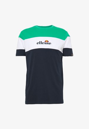 Camiseta de manga corta en bloques de color verde, blanco y azul marino. Presenta el logo de 'ellesse' en la parte frontal. Fabricada en algodón, con textura suave.