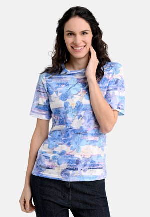 Kurzärmliges T-Shirt mit einem blauen und pastellfarbenen Blumenmuster, runder Halsauschnitt und figurbetonter Form, aus weichem, leichtem Stoff.