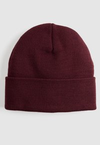Gebreide beanie in bordeaux, met een geribbelde textuur en een omgeslagen rand aan de onderkant, voor een comfortabele pasvorm. Eenvoudig en veelzijdig ontwerp.