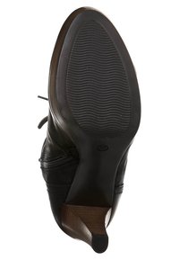 Botín negro de cuero hasta el tobillo con suela texturizada, que presenta un tacón de madera y cremalleras laterales para facilitar el calzado. Superficie lisa y diseño estructurado.