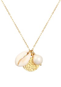 Guld kæde med en tekstureret cirkulær vedhæng, to hvide muslingeskaller og en rund perleaccent.