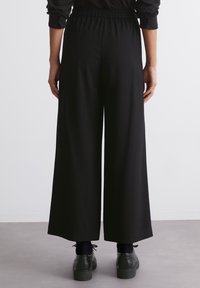 Marc O'Polo MIT GUMMIBUND WIDE  - Auduma bikses - black