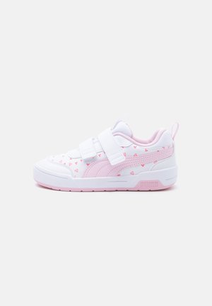 Weißer und pinker Kindersneaker mit zwei Klettverschlüssen, kleinen pinken Herzmustern und einer Zuglasche an der Ferse.