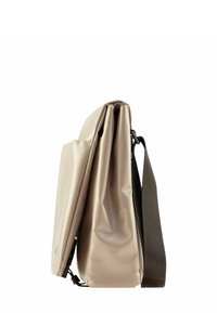 Bolso mensajero beige hecho de material texturizado, con una parte superior que se pliega, correa oscura ajustable y un branding sutil en el costado.