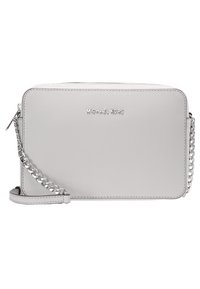 Šedá syntetická křížová taška s texturovaným povrchem, s akcenty z stříbrného řetízku, horním zipovým uzávěrem a vyraženým logem značky.