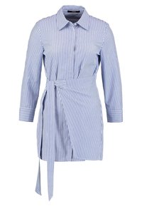 Sukienka koszulowa w niebiesko-białe paski, z długimi rękawami, paskiem w talii, bocznym rozcięciem i miękką, gładką teksturą materiału.