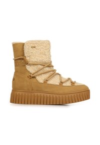 Tan winterboot met dikke, geribbelde zool, beige faux schapenvacht bovenkant en verstelbare wikkellakken voor koud weer.